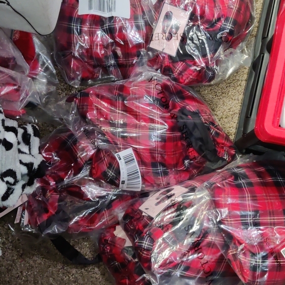 Slippers and dust bag - Picture 3 of 9